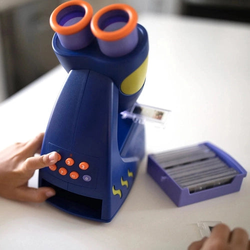 GeoSafari Jr. Talking Microscope | تكبير بمعدل 5 أضعاف مع عدسات مزدوجة خالية من التركيز بؤريًا علميًا من مجموعة Learning Resources US | سن 3+