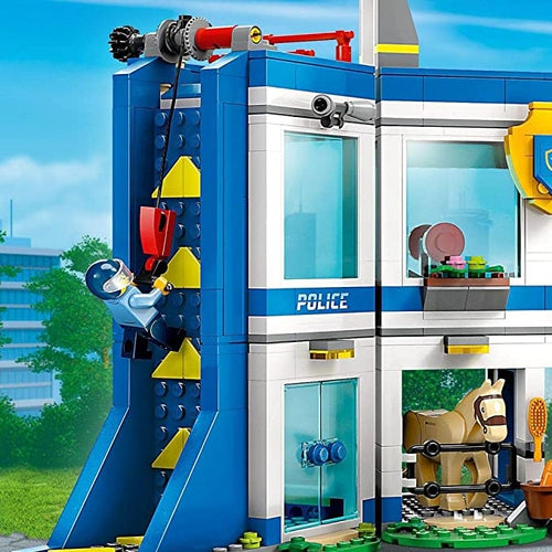 LEGO® سٹی پولیس ٹریننگ اکیڈمی 60372 عمارت کا کھلونا سیٹ | 6+ بچوں کے لیے 823 ٹکڑوں کا تعمیراتی سیٹ 